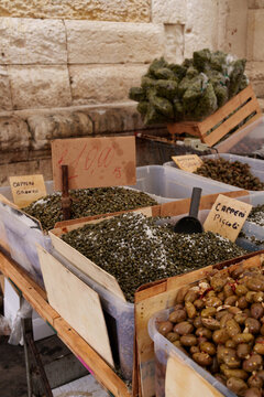 Capers for sale in Italy