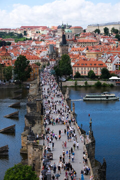 ponte praga com multidao