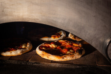 pizzas en el horno /pizzería 