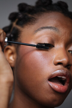Applying mascara 