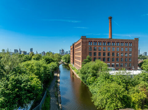 Canal leading to the city (Manchester)