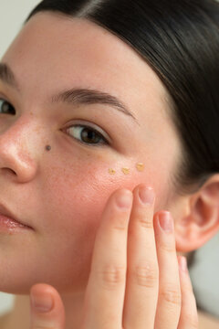 Applying makeup primer