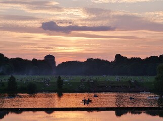 Naklejka premium SOnnenuntergang über dem Hamburger Stadtpark