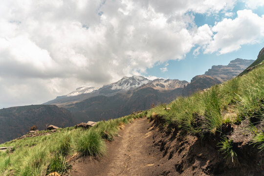 The splendor of the snow-covered Iztacc&Atilde;&shy;huatl