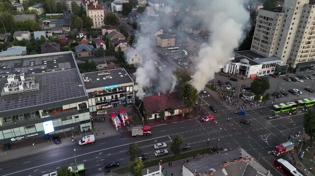 Dangerous Fire in City Center: Old Wooden House Burns on Savanoriu Prospectus in Kaunas 08 6 2024
