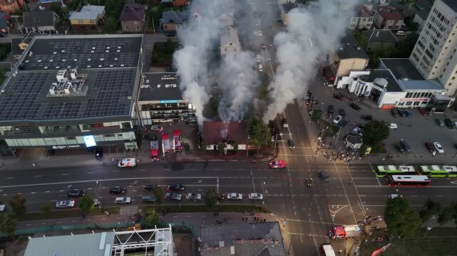 Dangerous Fire in City Center: Old Wooden House Burns on Savanoriu Prospectus in Kaunas 08 6 2024