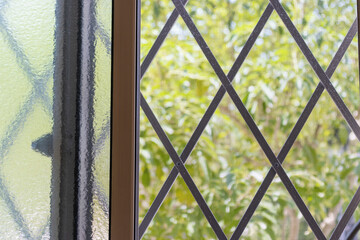 室内から見た面格子の窓