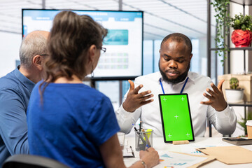 Obraz premium Consultant presents copy space display on tablet to senior clients in modern office, counseling meeting for retirement and pension plan. Financial adviser helps middle aged people with finances.