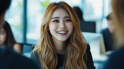 Obraz premium カフェのテーブルで友人と笑顔で話をする女性。午後の日差しが心地よい雰囲気を演出しています。