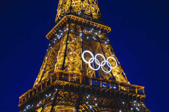 Paris 2024 : anneaux olympiques de nuit, sur la Tour Eiffel, pour les JO d&rsquo;&eacute;t&eacute; de Paris	