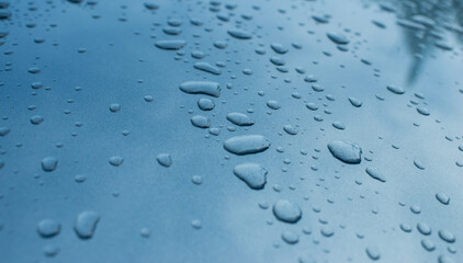 fondo minimalista azul con gotas de agua 