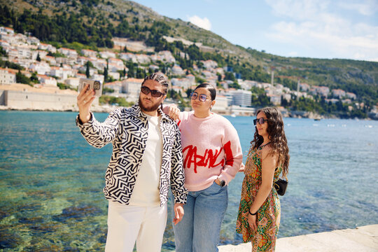 Friends takes selfie on vacation