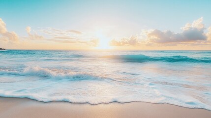 Obraz premium Panoramic shot of a tranquil sandy beach with rolling waves and a peaceful shoreline, ideal for a relaxing view.