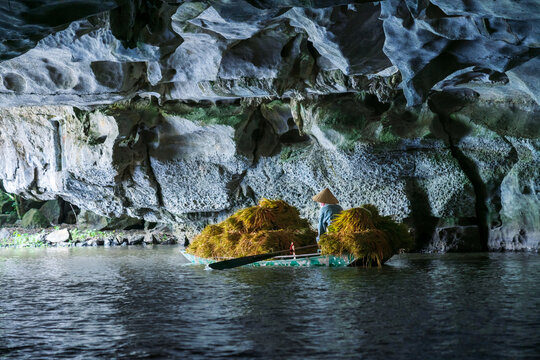 Rowing boat in Tam Coc