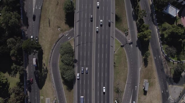 Vista cenital de Autopista con alta circulaci&oacute;n, Vista de dron. Autopista doble mano. Trafico. Autos. Footage de viaje, autos, trafico, transito. Autopista General Paz, Buenos Aires, Argentina.