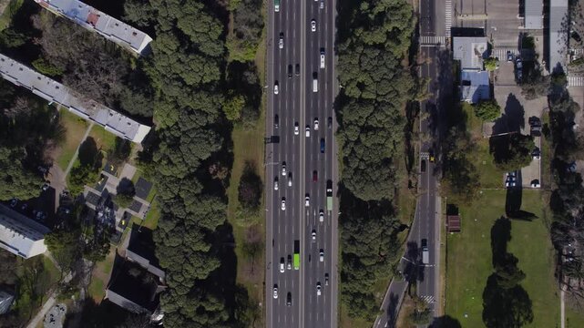 Vista cenital de Autopista con alta circulaci&oacute;n, Vista de dron. Autopista doble mano. Trafico. Autos. Footage de viaje, autos, trafico, transito. Autopista General Paz, Buenos Aires, Argentina.
