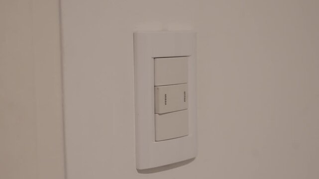 Interruptor de la luz siendo prendido y apagado. Prendido y apagado. Prender. Apagar.