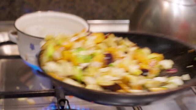 Sart&eacute;n con verduras cortadas en cuadraditos siendo salteadas. Salteado de verduras. Cocinando. Cocina. Cocinero. Cocinero. Footage de Cocina. Dieta. Comida saludable, vegetariana. 