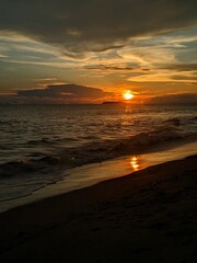 Fototapeta premium Serene Sunset Over the Ocean with Gentle Waves