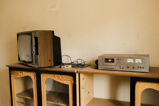 Old tv and old radio 