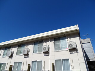 青空とアパート