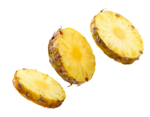Ananasstücke fallend isoliert auf weißen Hintergrund, Freisteller, Transparent