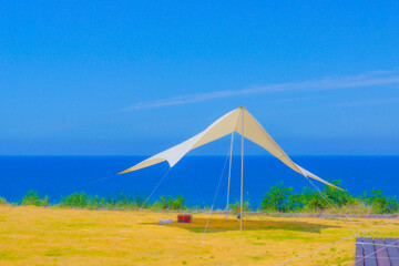 テントと広がる青い海