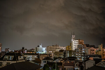 夜の住宅街と空