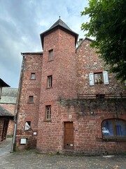 Tour hexagonale d'une maison en pierre rouge