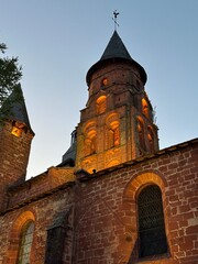 Obraz premium Clocher de l'église Saint Pierre de Collonges la nuit