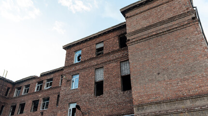 Fototapeta premium destroyed school in a city lost in the war in Ukraine