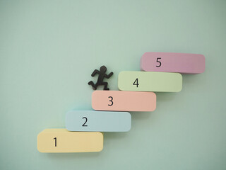 12345の数字があるステップを駆け上がるシルエット