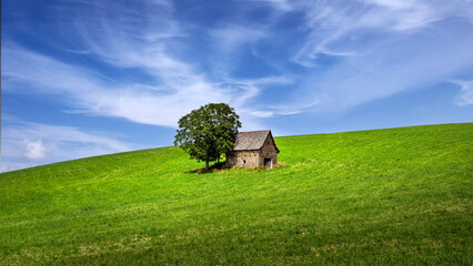 Paysage pittoresque de l'Aveyron autour du hameau de Saint-Marcel sur les chemins de Compostelle © michel