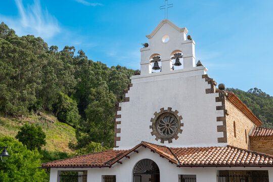 Hermosa fachada con espada&ntilde;a de la iglesia a San Miguel en la villa de Tazones, Espa&ntilde;a