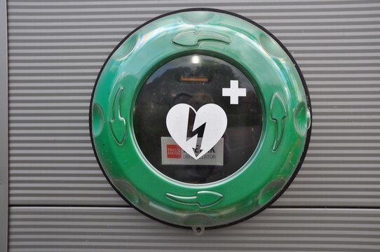 Defibrillator #Notfallretter hilft bei Herz-Kreislaufstillstand Betroffenen.