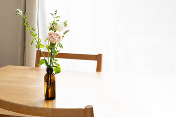 遮光瓶に飾った花