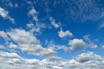Obraz premium White clouds in the sky on a sunny day