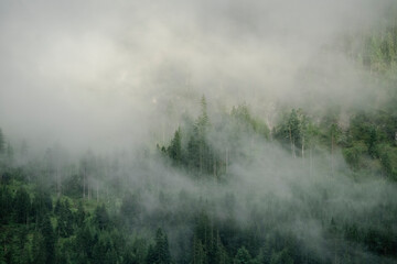 Tiroler Alpen in den Wolken