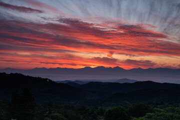 赤石山脈と美しい朝焼け