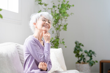 ソファーに座っているシニア女性