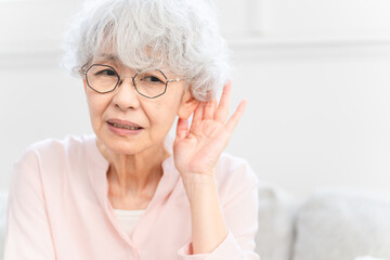 耳が遠いシニア女性