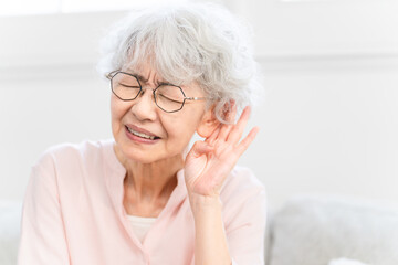 耳が遠いシニア女性