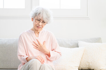 食道炎を発症しているシニア女性
