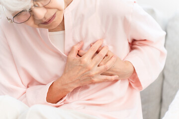 心臓に痛みが出ているシニア女性