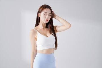 スポーツウェアを着た美しい女性のスタイリッシュなポートレート