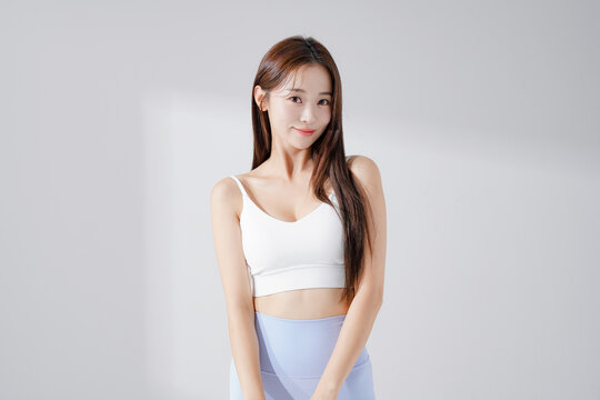 スポーツウェアを着た美しい女性のスタイリッシュなポートレート