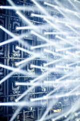 Projecteurs automatiques, lyres synchronisées, projetant de la lumière blanche pour une exposition digitale