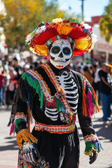 Obraz premium Street performer wearing traditional clothing posing during dia de los muertos celebration