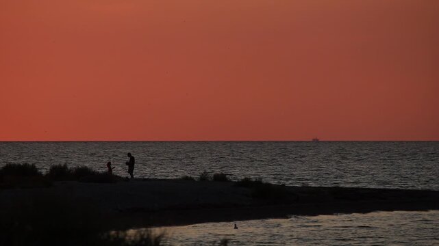 Sonnenuntergang am Urlaubsstrand