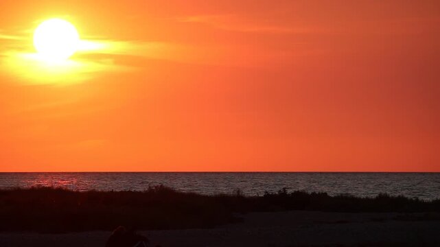 Sonnenuntergang am Urlaubsstrand
